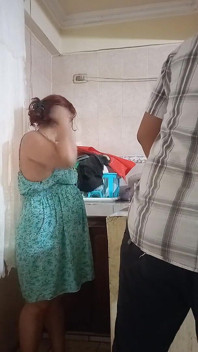 Cameriera scopata in cucina, Quasi scoperto dal capo