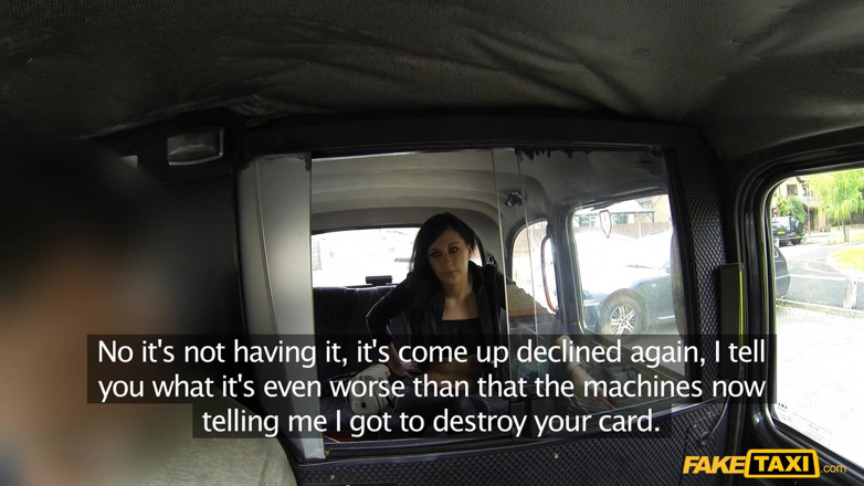 Fake Taxi: Taxi fals - sexy tatuat Model Chantelle White se bucură de...