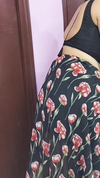 Desi Ayushi Bhabhi hraje karty sexuální hry, celé hindské video