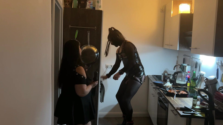DOMINATRIX6: Извращенная встреча на кухне: фетиш-крошка доминирует над своим другом
