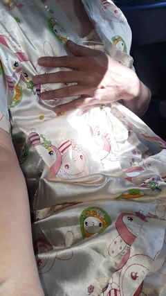 穿穿衣服并射在缎面睡衣与和服套装内