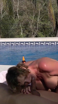 La soare lângă piscină fac sex în vacanță