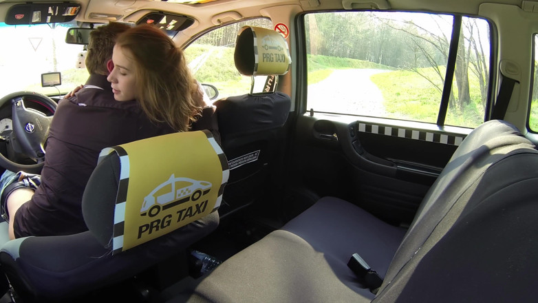 Czech Taxi: Frumusețe care ejaculează peste tot în cabină