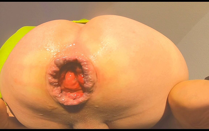 dolphinboy: Fingering lubang pantatku yang becek dan prolaps