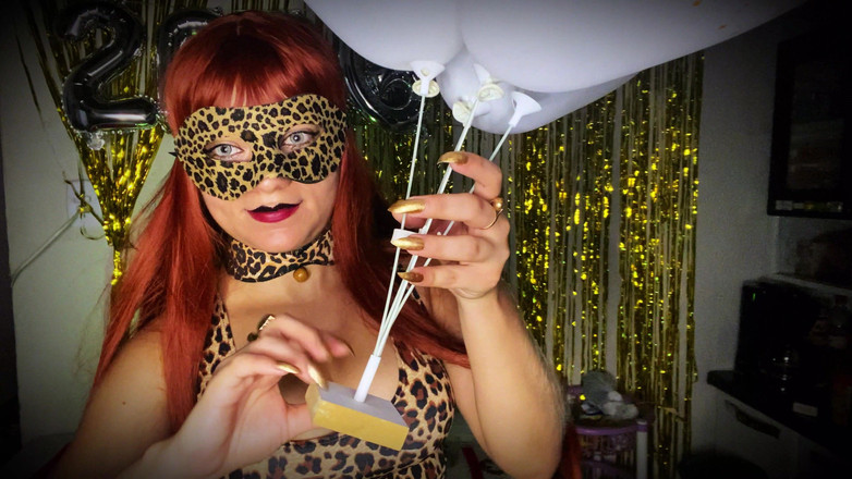 Goddess Li: Felina fa scoppiare i suoi palloncini di capodanno! (4k)