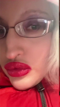 Aptal kadın kılıklıma dönüş - lip - findom goaldigger tarafından güzel yüze takıntılı klip için emiyor