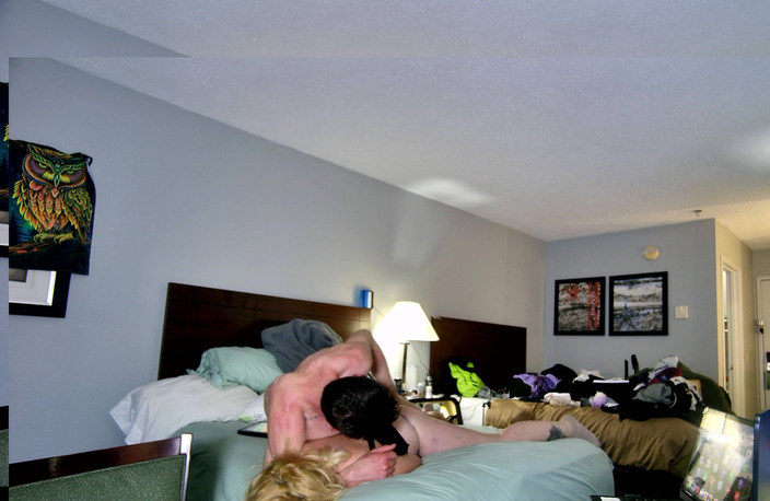 Alpha stud 4 u: Vezme to na všechny čtyři a nakonec se vyhoní z postele...