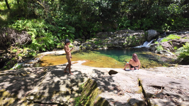 ExpressiaGirl: アマチュアが彼の電話で撮影した、見知らぬヌーディストを口の中でファックするのがどれほど簡単か