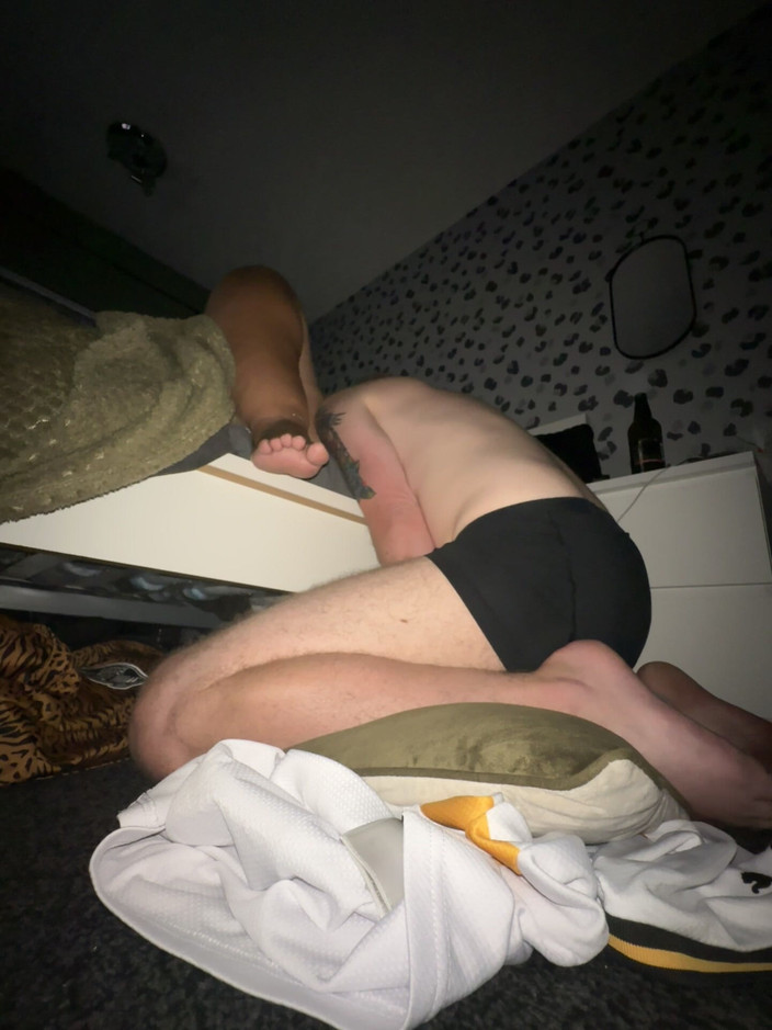 Filthy British Couple: Kåt dom fru sätter slav fästman på knä så att...