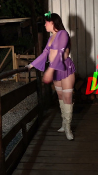 Asuka Cosplays jako sexy Daphne Photo Shoot and More.part 1 z 2