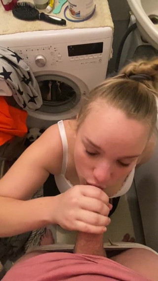 Bootyass Girl: Pipe rapide risquée dans la salle de bain quand ma...