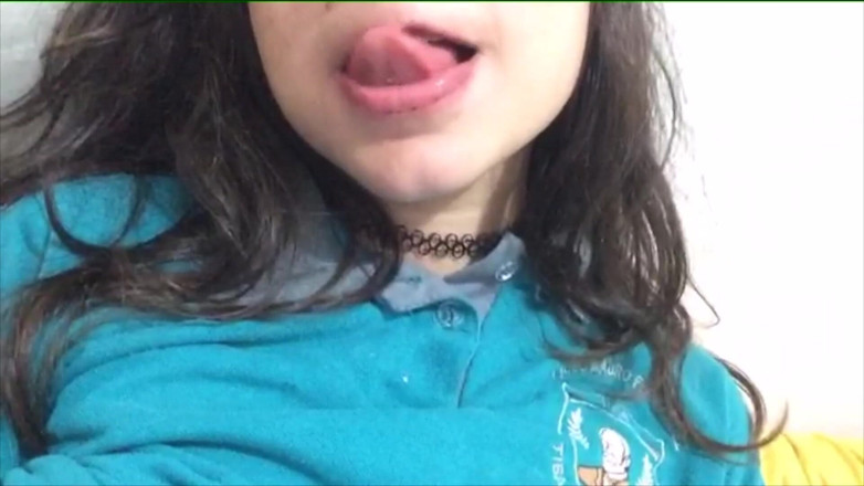 Adorable Teen: Üniversite üniformalı genç sürtük üniversiteli kız azıyor ve göğüslerine dokunuyor sonra eteğini...