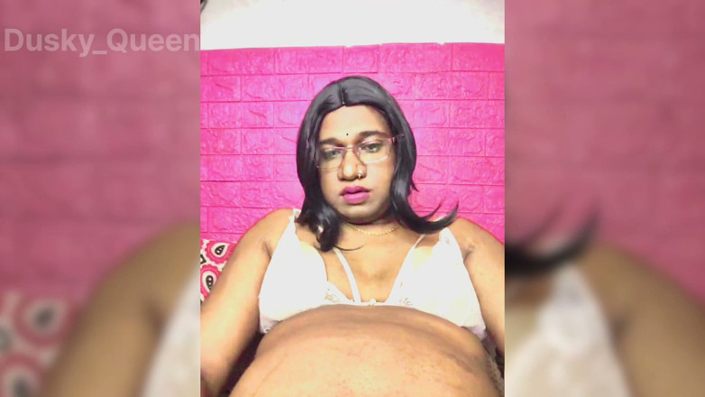 akhilzq: La trans indiana akhila metti un tubo e si masturba...