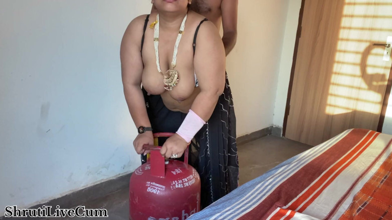 ShrutiLiveCum: Orang Penghantar Gas Lembut Kampung Menyerahkan Sebagai Tambahan Kepada Tangki,...