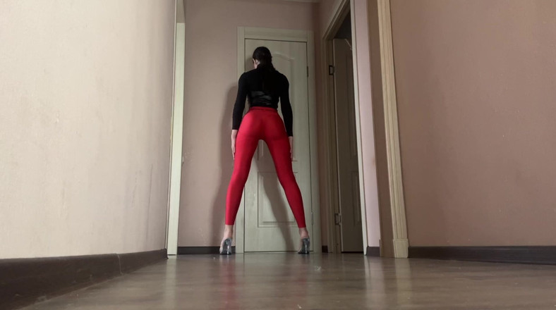 Skinny_lady69: ラテックスと赤いレギンス姿のアスムル・ミストレスが部屋を横切る