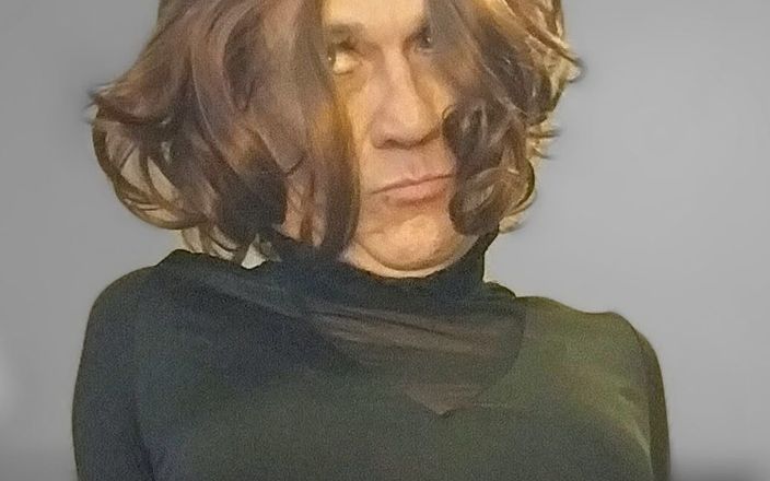 BriannaSlut: Hot Crossdresser Sets up