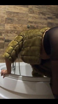 Milfycalla- Pee Play in Bathtub While Wearing a Fur Coat and Pantyhose