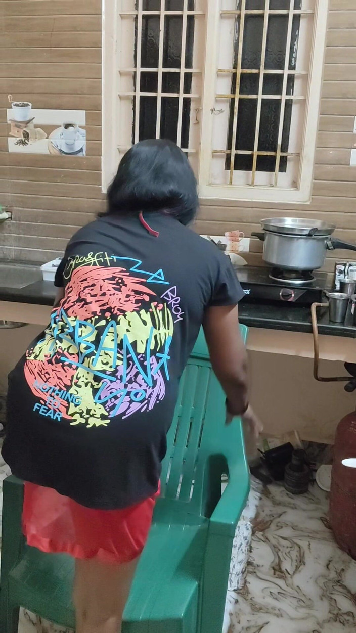 Thesana: Tukang ledeng yang beruntung dan pembantu nakal