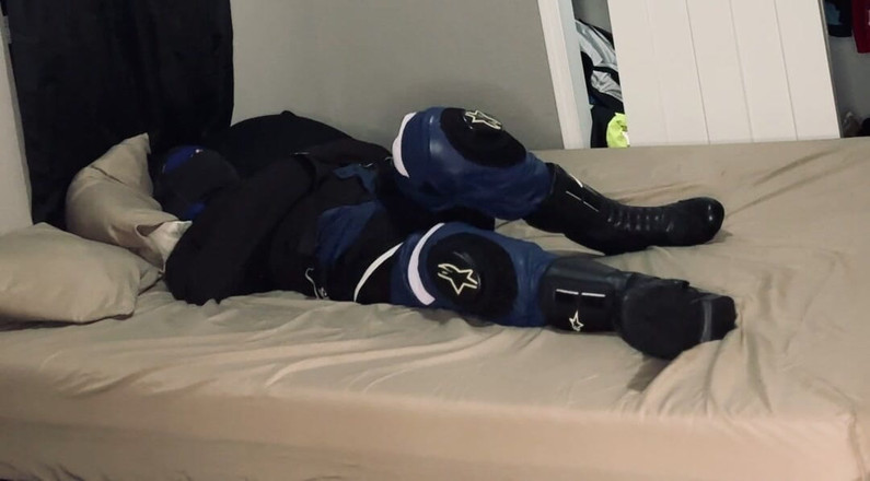 GearJock69: Rowerzysta w kaftanie bezpieczeństwa i związany
