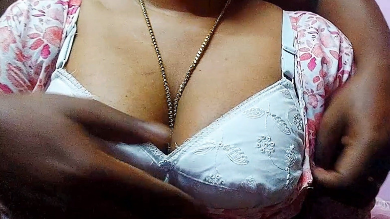 Desi Mohini: Hintli kız arkadaş erkek arkadaşıyla sert seks yapıyor.