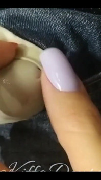 Kiffa, l’esclave pathétique, adore les pieds et fait un footjob, mais ne peut éjaculer sur sa culotte