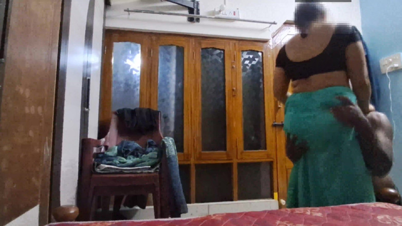 Sexy sindu: Istri India dengan kain sosis lagi melepas bajunya