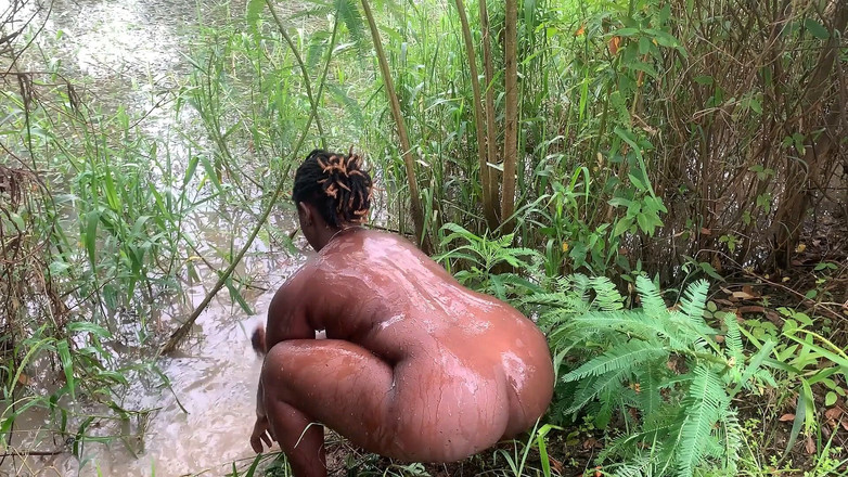 African Beauties: Isabella and Friends nude allo stagno