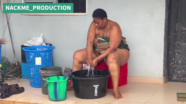 NACKME_PRODUCTION: Afrikanische mama Multitasks an einem sonntagmorgen