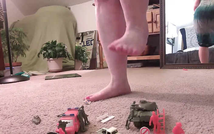 dawnskye1962: V 428 the Giantess Heard an Army Approaching so She Got...