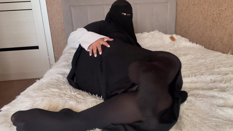 Lux Eva: 젖은 팬티 스타킹을 입은 아랍 밀프