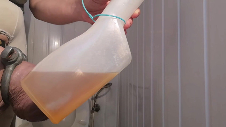 Monster_Meat_: Samlar piss för fläkt