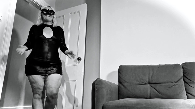 Bound Ember: Podvádějící britská manželka v latexu přijde domů z párty nadržená,...