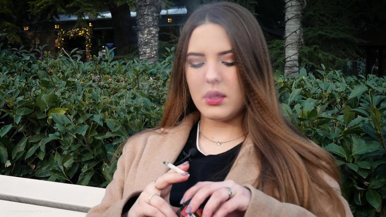Russian Smokers: Ruská dívka tráví polední přestávku kouřením 3 cigs v řadě
