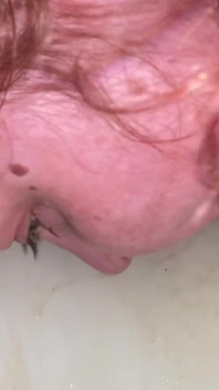 厕所舔，从马桶吸刷子和从地板上舔唾液