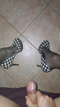 Sissy Slut in Stockings Cums on Heels