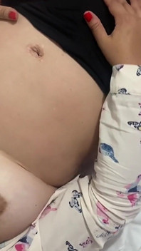 La matrigna tettona MILF si accarezza a letto