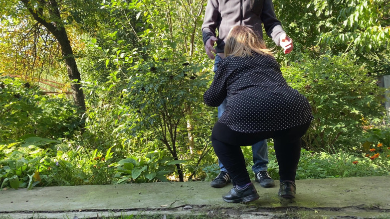 OurFetishLife: Milf leckte meinen schwanz draußen nach dem pissen