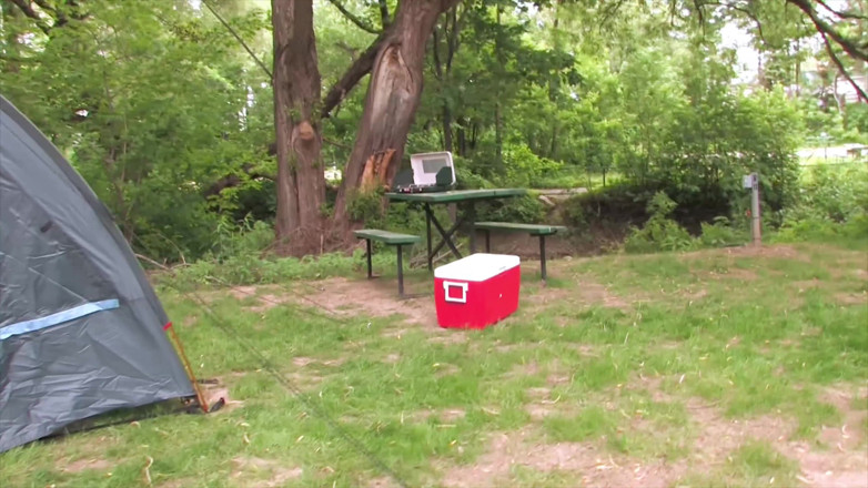 Hot Girlz: Vollbusige camper ficken im zelt mit ihren schönen spielsachen