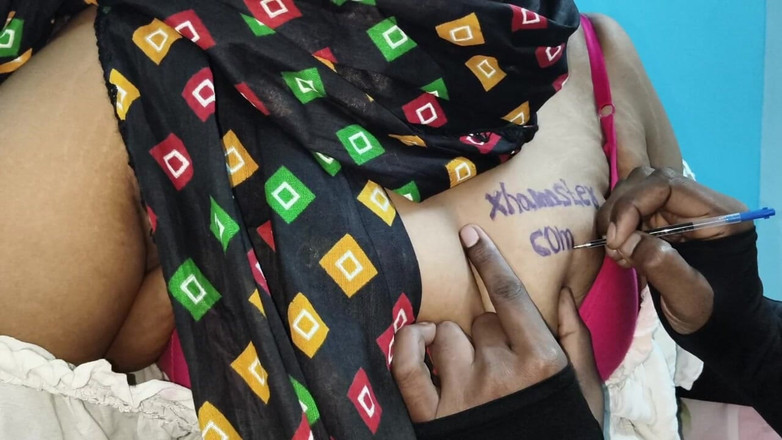 SneakyManner48: Tatie indienne tatouée cliente, j’ai couché avec elle de façon...