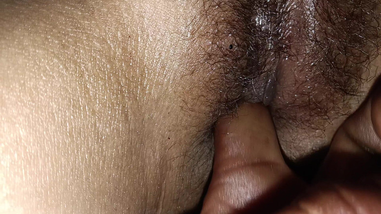 Manjubaby: Masajeando el coño de la esposa de un amigo con...