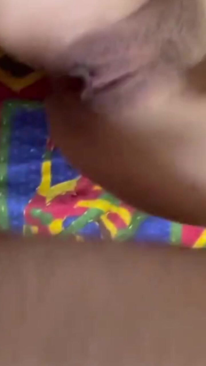 YourDickSucker: सुंदर लड़की शरीर दिखा रही है