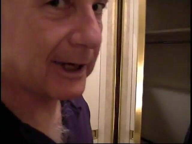 Hot Sex Party: ホット長い髪のブロンドマウントとおじいちゃんの古いコックを吸う