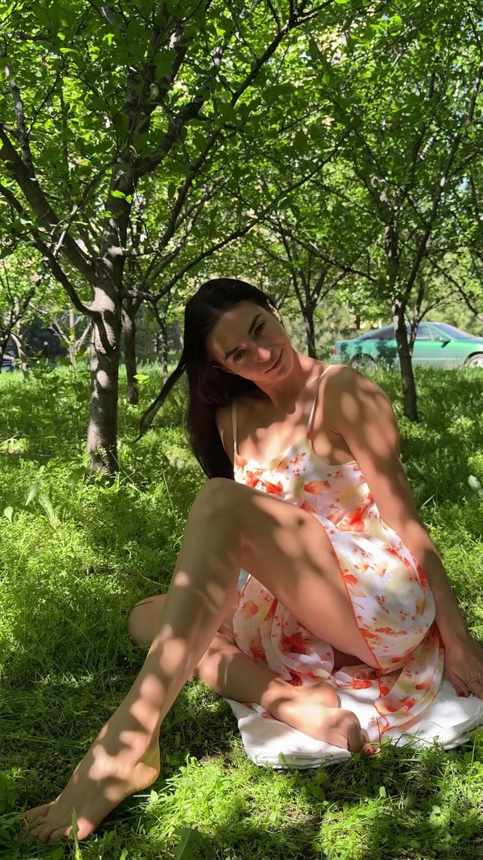Princess Monica: Provocante all'aperto a piedi nudi
