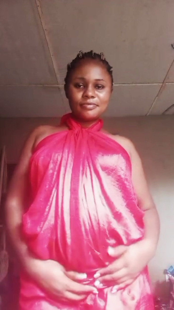 Lovelee: Une belle villageoise squirte en direct