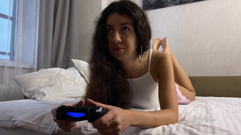 Katty West: Sex anal cu sora vitregă în timp ce joacă în Ixbox