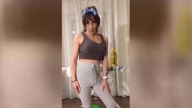 TV_Helena: Tranny daje JOI i CEI podczas prania! Stop &amp; Go! Lizanie...