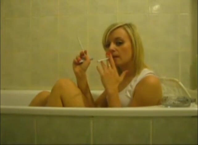Femdom Austria: Blonďatá děvka ve vaně kouří cigarety