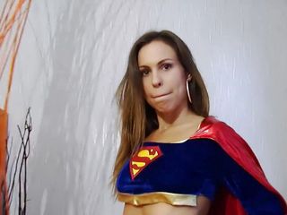 Toy Sluts: O gagică frumoasă în costum de Superman își fute pizda cu vibratorul