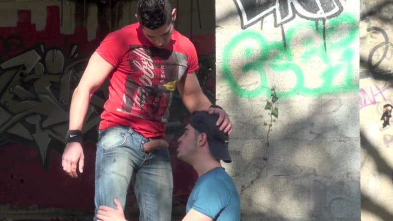YOUNG FRENCH DUDES FUCKERS: 야외에서 상반된 미시녀가 사용하는 섹시한 바닥