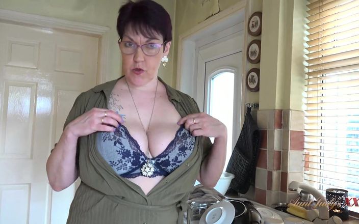 Aunt Judy&#039;s XXX: TanteJudysXXX - vollbusige 56-jährige hausfrau layla lutscht deinen schwanz in der küche (POV)